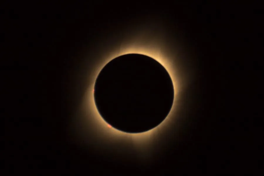Une rare éclipse solaire totale dans le ciel lundi et voici comment l'observer