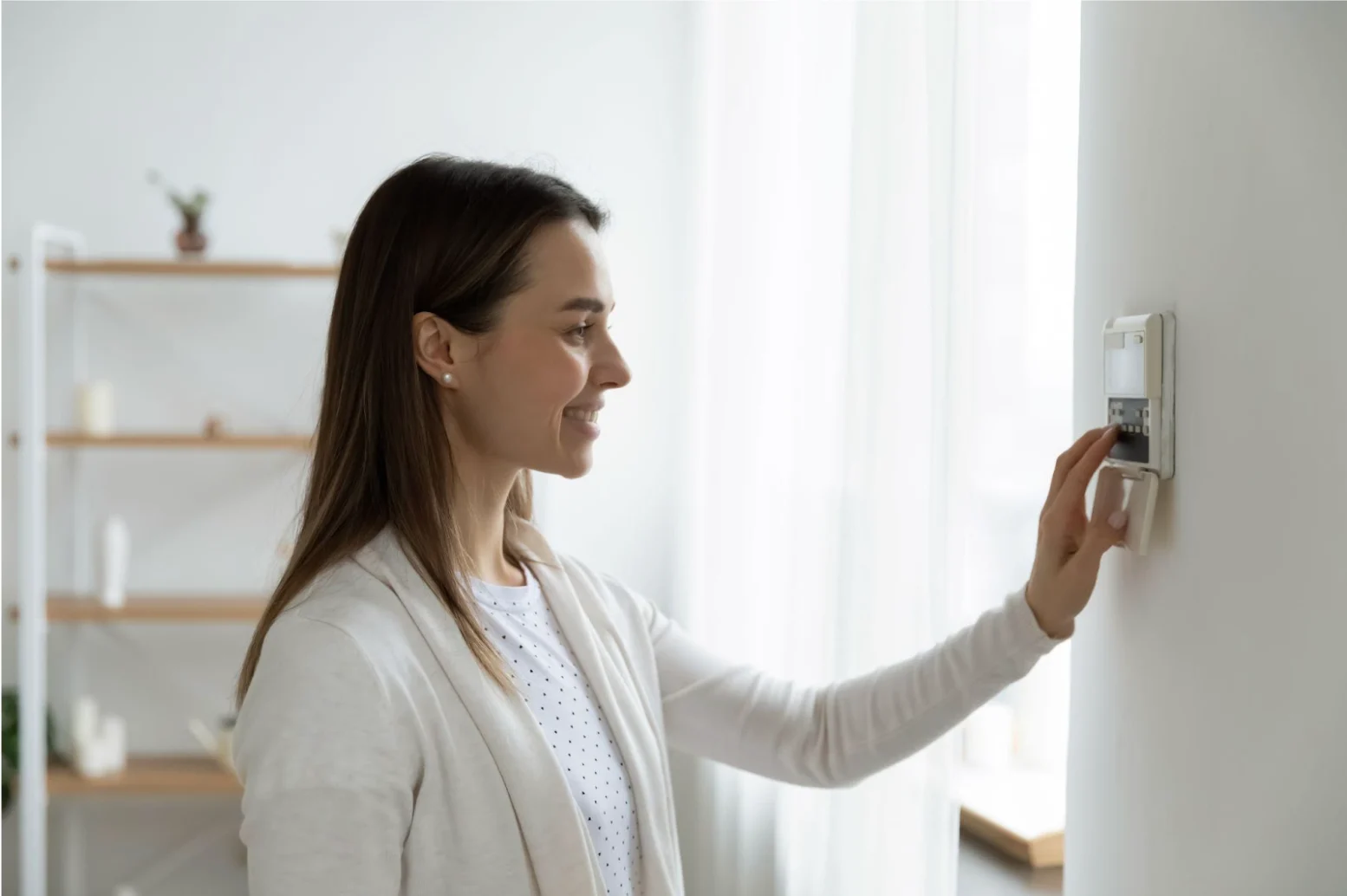 Getty Images: Adjusting the thermostat, indoor temperatures