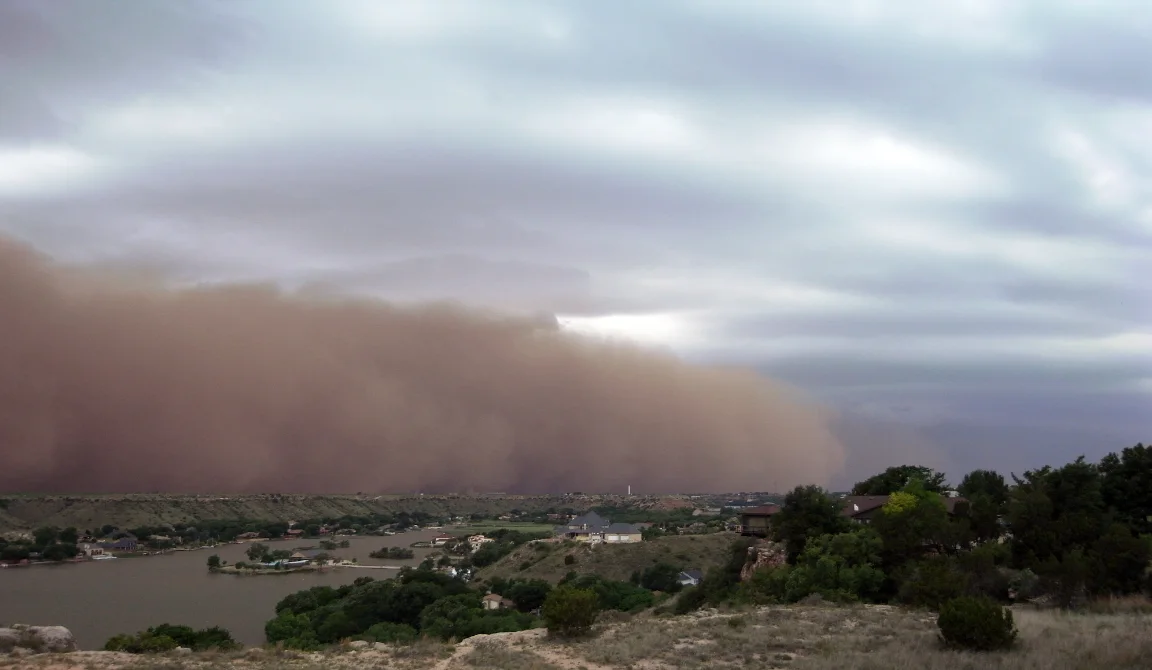 "Haboob Ransom Canyon Texas 2009" by Leaflet is licensed under CC BY-SA 3.0. (https://commons.wikimedia.org/w/index.php?curid=7841105)