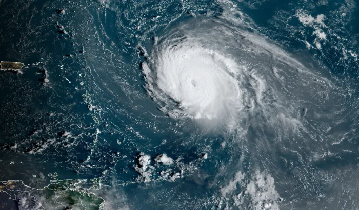 Sam : l’ouragan le plus intense de l’année fonce vers l’est du pays
