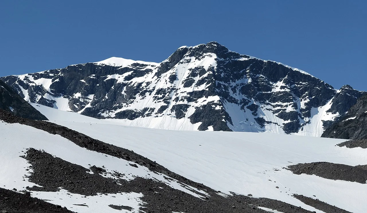 1280px-Kebnekaise viewed from Tarfala valley - narrower crop