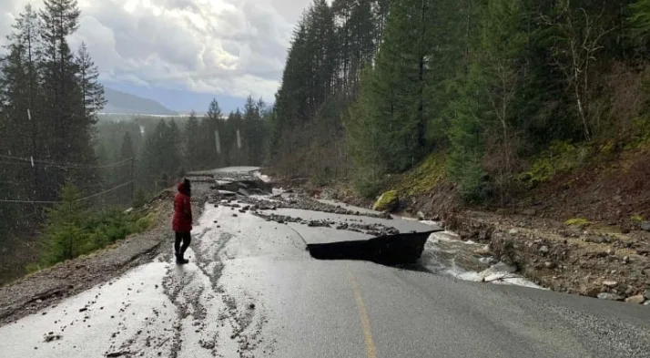 Mudslide traps hundreds at B.C. ski resort with helicopter only exit route