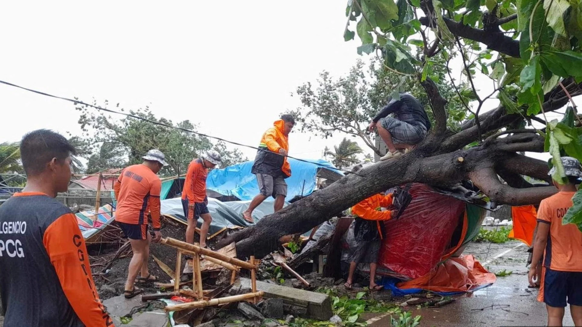 Powerful typhoon Doksuri lashes Philippines, threatens Taiwan and China