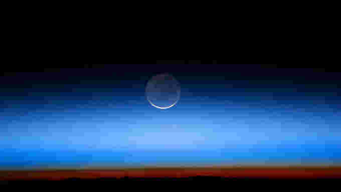 Earthshine - ISS028-E-20073 - NASA