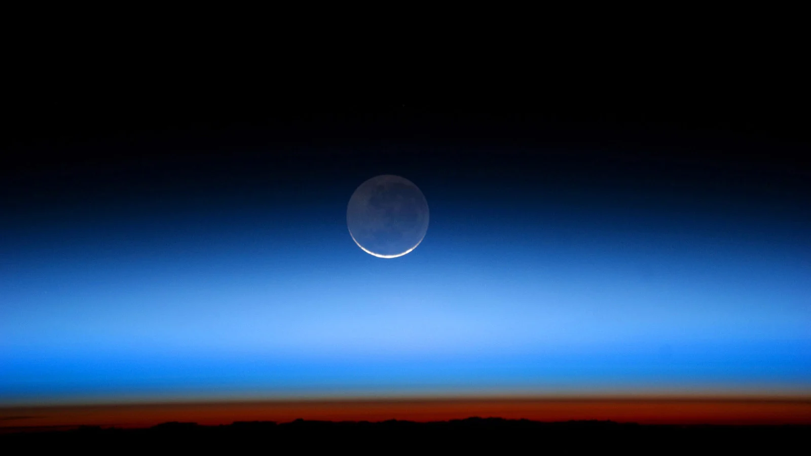 'Earthshine' is dimming and that's bad news for the climate