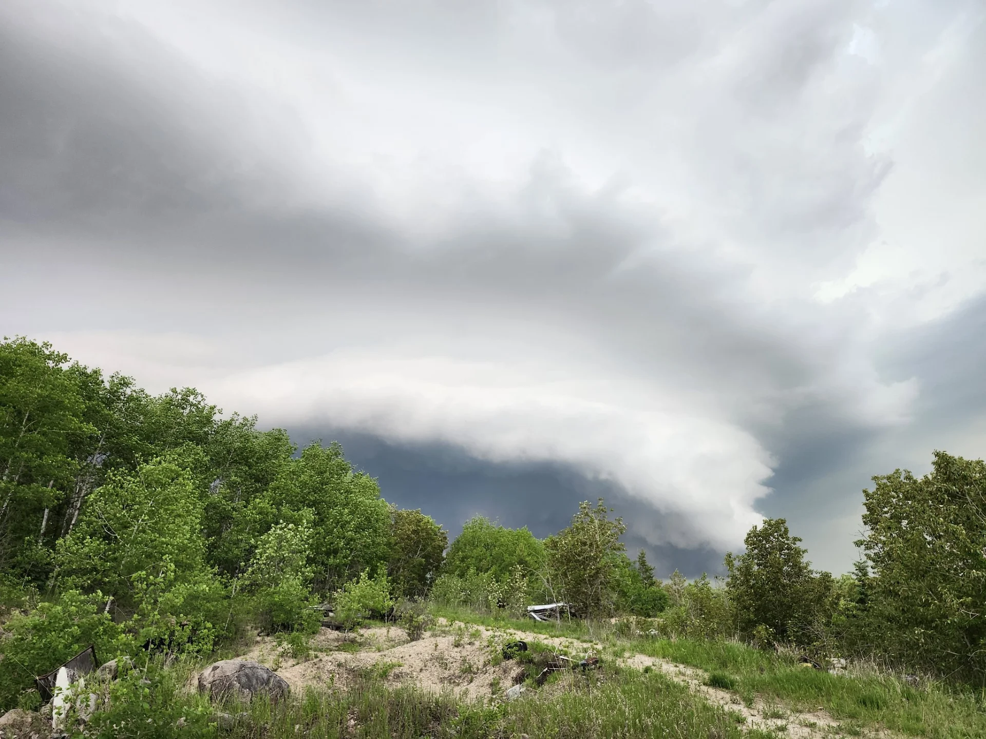 Shelf cloud/Claudette Gabbs (@ClaudetteGabbs) on X near Ste Anne, Manitoba
