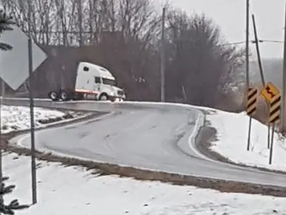 Décès d'un homme après être entré en collision avec un poids lourd