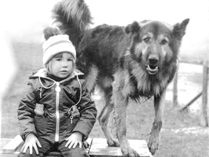 Ce petit garçon a été élevé au milieu d’une meute de chiens