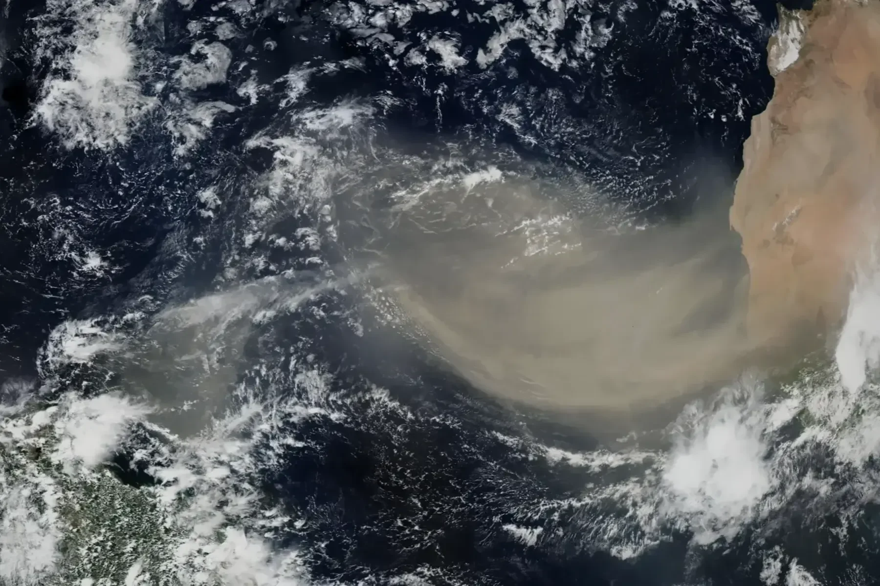 Une couche d'air saharien entre dans l'océan Atlantique en 2020.