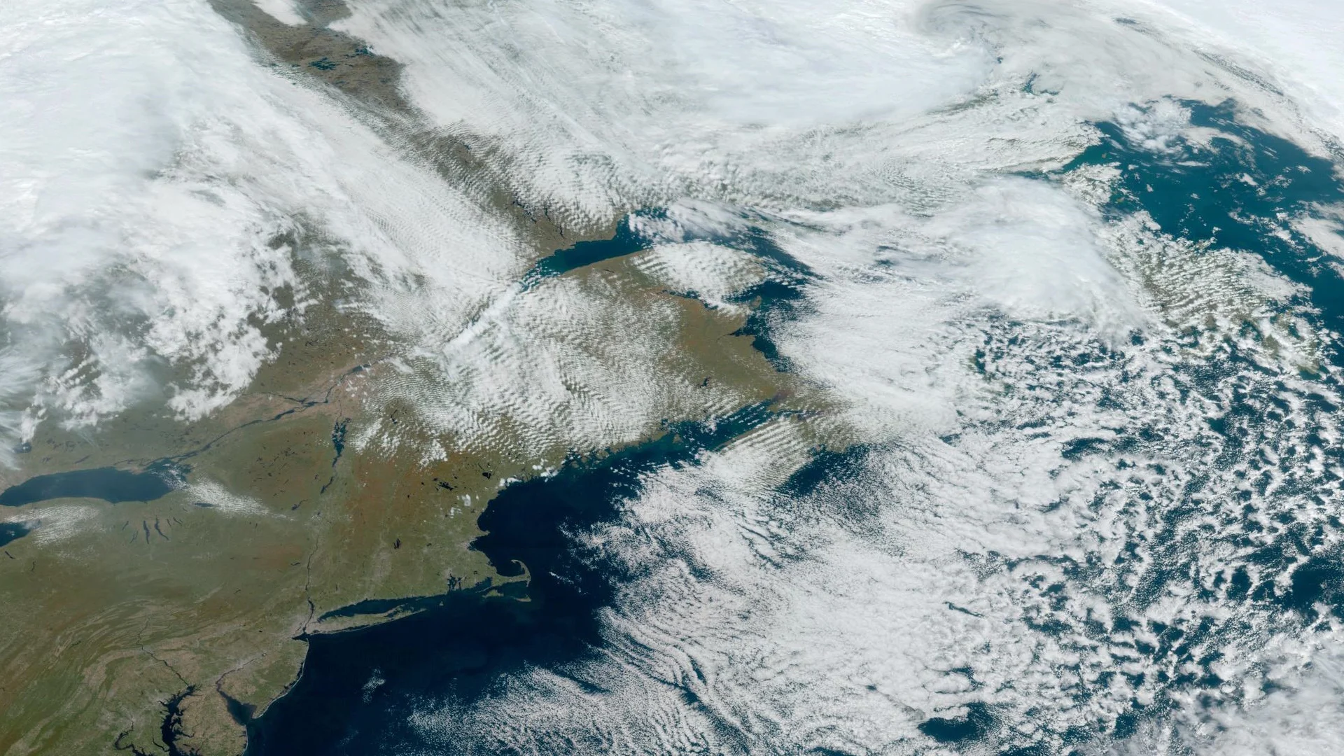 Sprawling storm sparks gravity waves in the skies over Canada