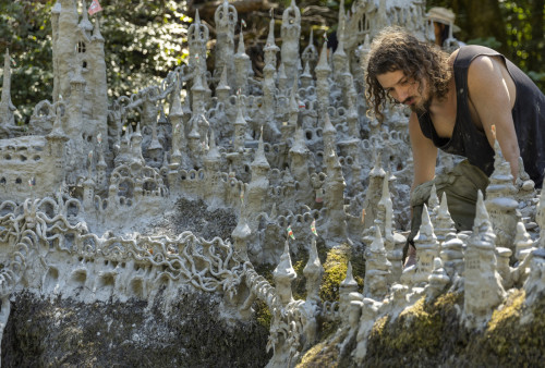 The Weather Network – Schweizer Künstler formt ein Modell einer weitläufigen Burg am Ufer eines ausgetrockneten Flusses