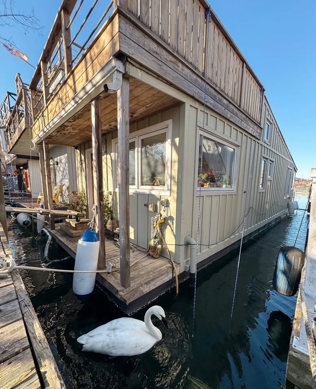 Houseboat/Kate Fincham houseboat/Instagram