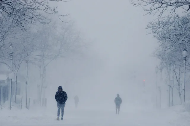 Blizzard slams U.S. Northeast, closing roads and cancelling flights ...