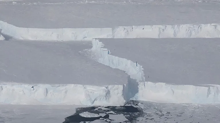 Iceberg-B46-Pine-Island-Glacier-crop-KRamsayer-NASA