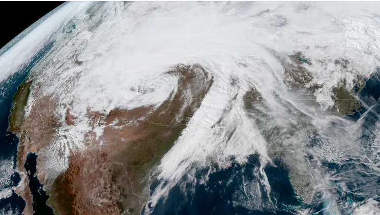 100+ cm de neige, tornades: bombe météo historique aux É.-U.