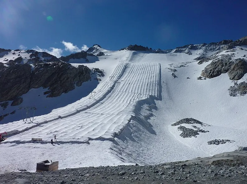 Italian ski resort covers glacier with tarps to slow melting