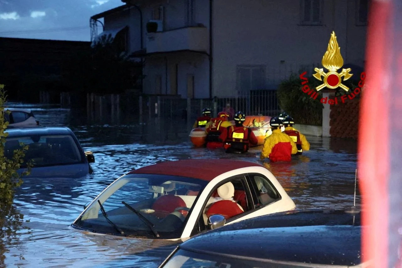 Reuters: Italian firefighters work in flooded streets in the Tuscany region, Italy, November 3, 2023. Several people died and went missing in the central region of Tuscany as Storm Ciaran battered western Europe. Vigili del Fuoco/Handout via REUTERS