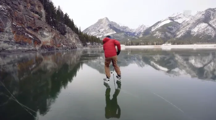 Patiner sur un lac miroir, un phénomène rarissime