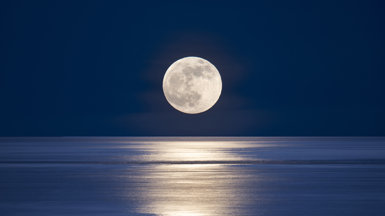 Moonrise over sea - Grant Faint - GettyImages-1124945349