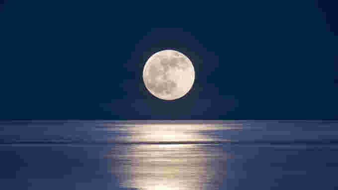 Moonrise over sea - Grant Faint - GettyImages-1124945349