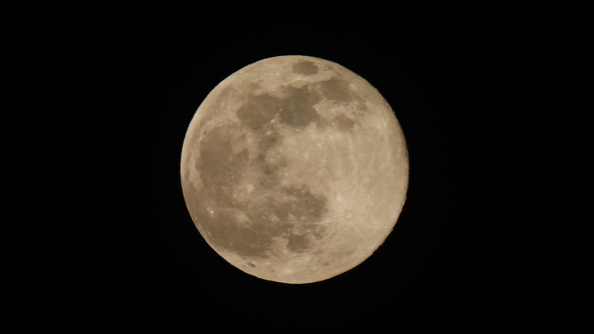 Pleine lune givrée : la dernière superlune avant longtemps