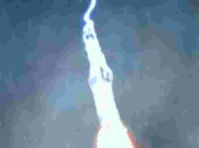 Ligthning-strikes-Apollo12-SaturnV-NASA