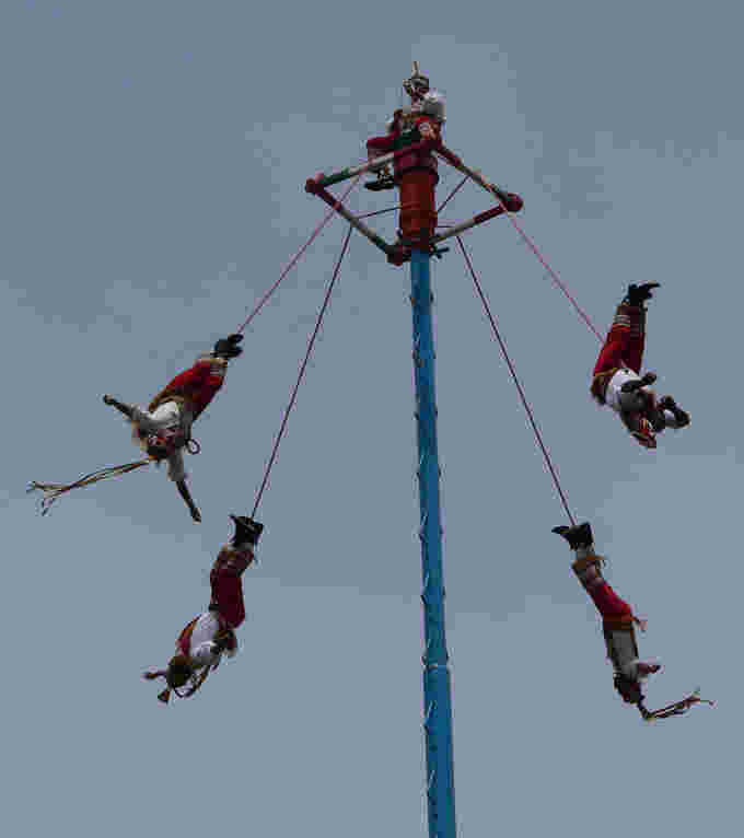 Frank C mueller voladores wikimedia commons