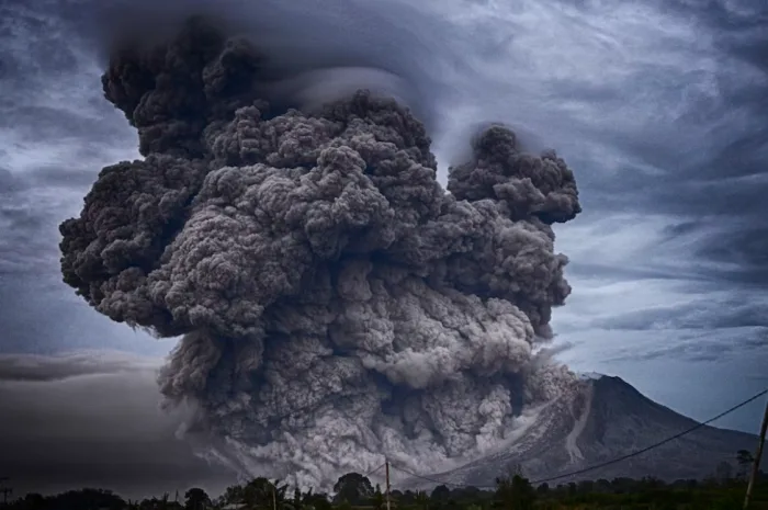 Un volcan crache jusque dans l'espace