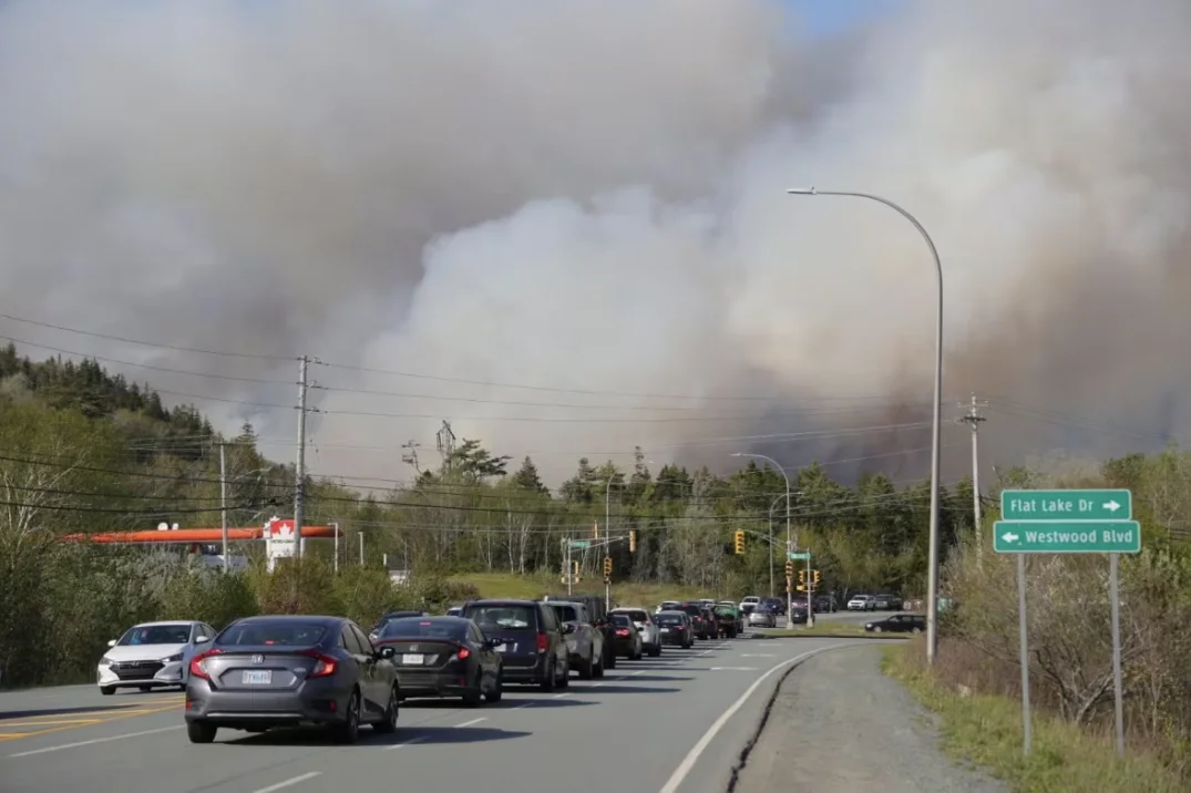 CBC: Residents are seen leaving the area on Sunday afternoon. Evacuatation orders were issued for two subdivisions. (Jeorge Sadi/CBC)