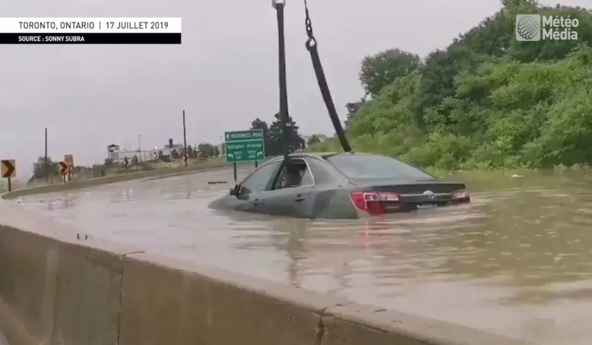Inondations majeures : des voitures se retrouvent sous l'eau