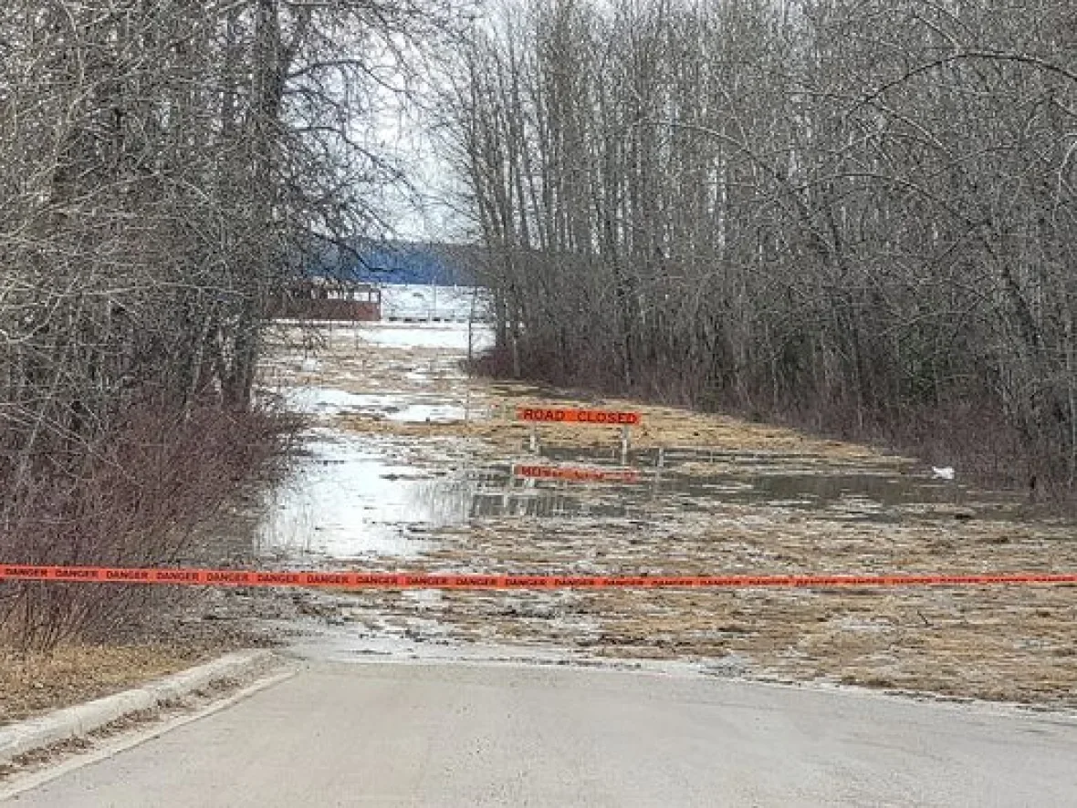 flooded-road-fort-simpson-2021