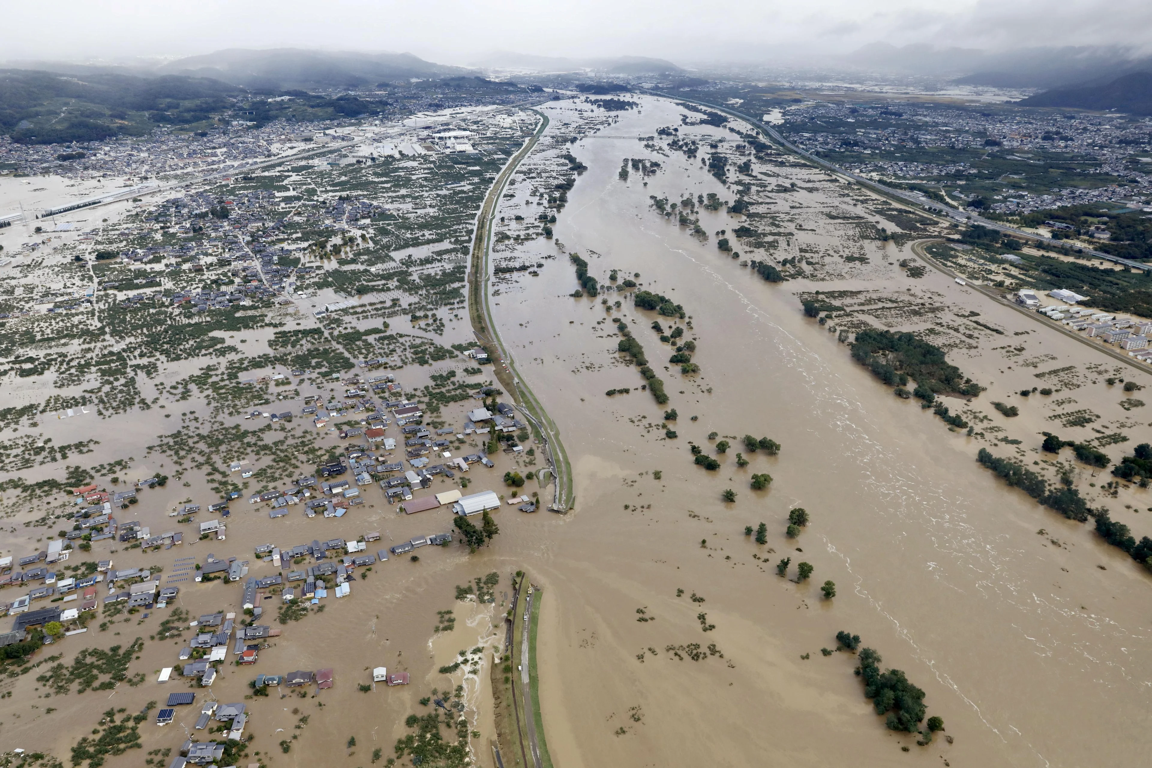 2019-10-13T031935Z 2 LYNXMPEF9C00Y RTROPTP 4 ASIA-STORM-JAPAN