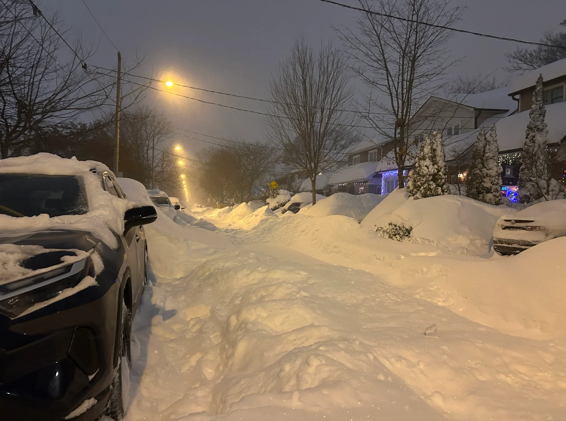 Lina Truong/TWN: East York, Toronto, historic snowfall. Jan 25. 2026. 2 Heavy snow, winter storm, car road covered in snow