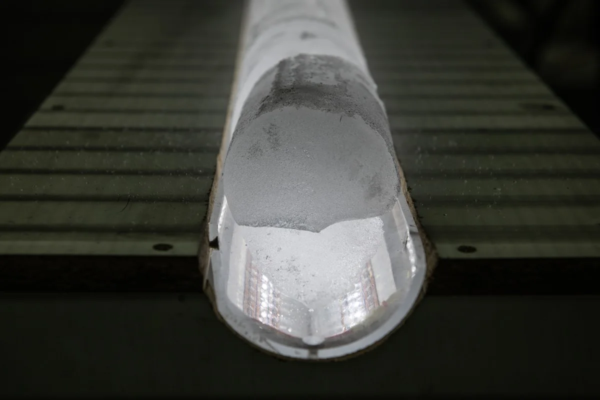 Cut surface of a polar ice core on the light table in the AWI ice laboratory. (Esther Horvath)