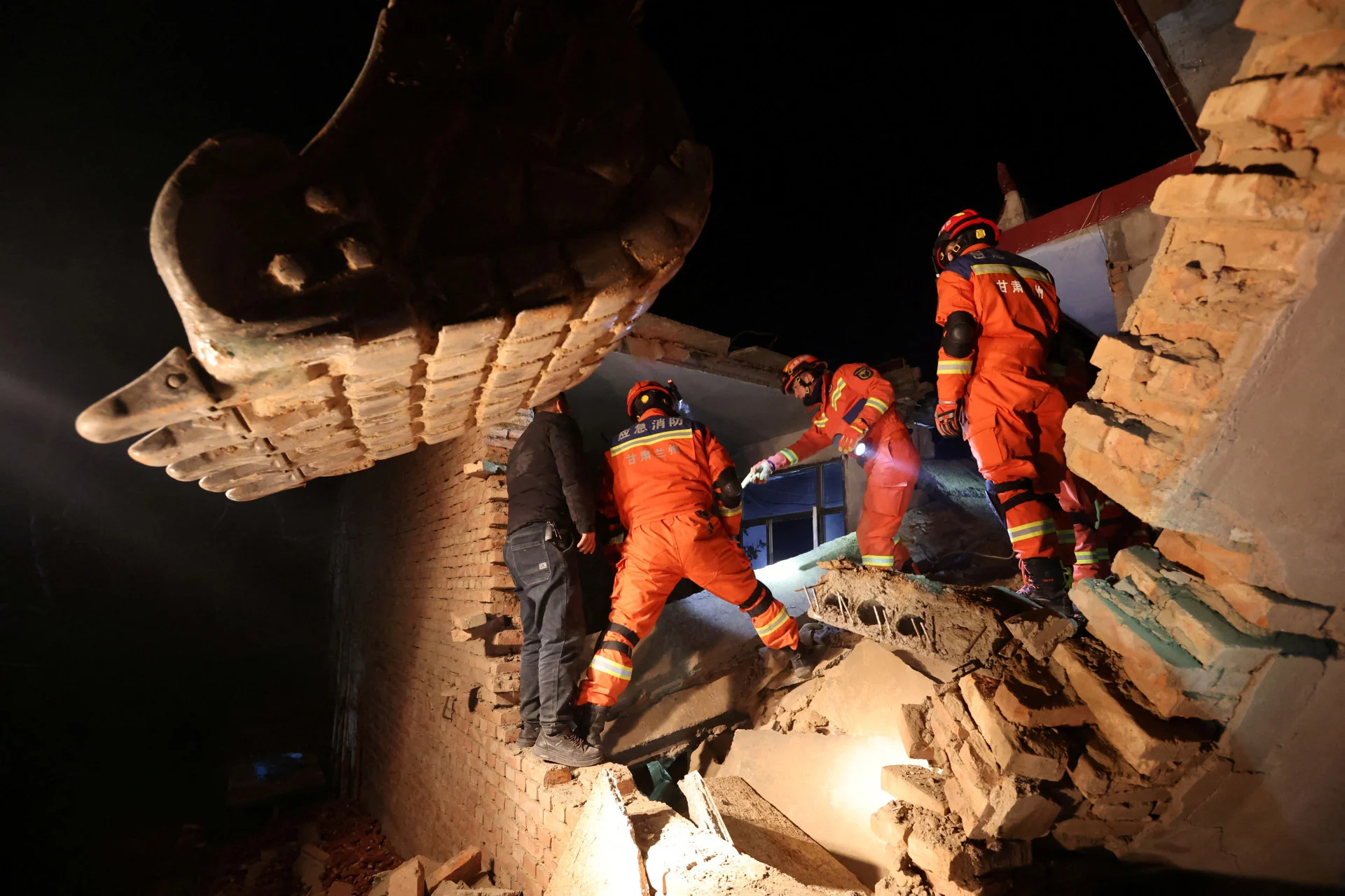 Reuters: Rescue workers conduct search and rescue operations at Kangdiao village following the earthquake in Jishishan county, Gansu province, China December 19, 2023. China Daily via REUTERS