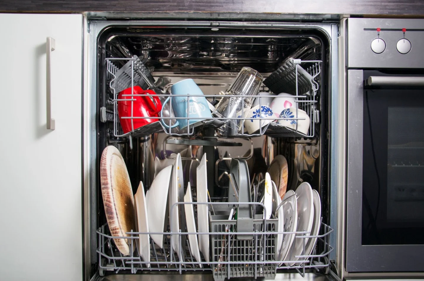 GETTY IMAGES: Dish washer full of dishes, water consumption