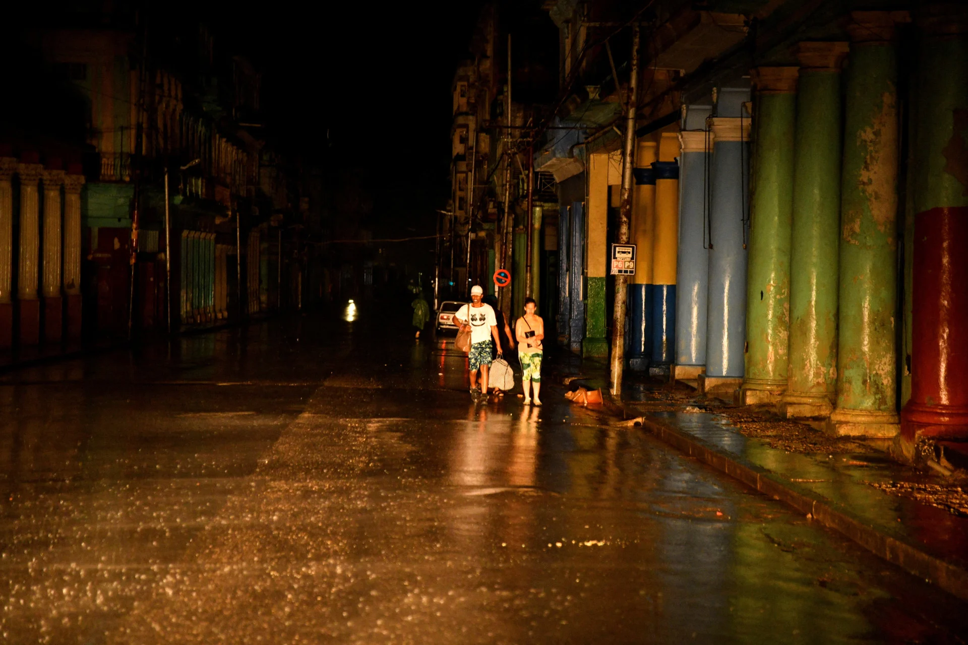 Reuters: People walk on the street as the energy grid suffers a complete blackout while Hurricane Rafael makes landfall in Artemisa province as a category three hurricane, in Havana, Cuba November 6, 2024. REUTERS/Norlys Perez