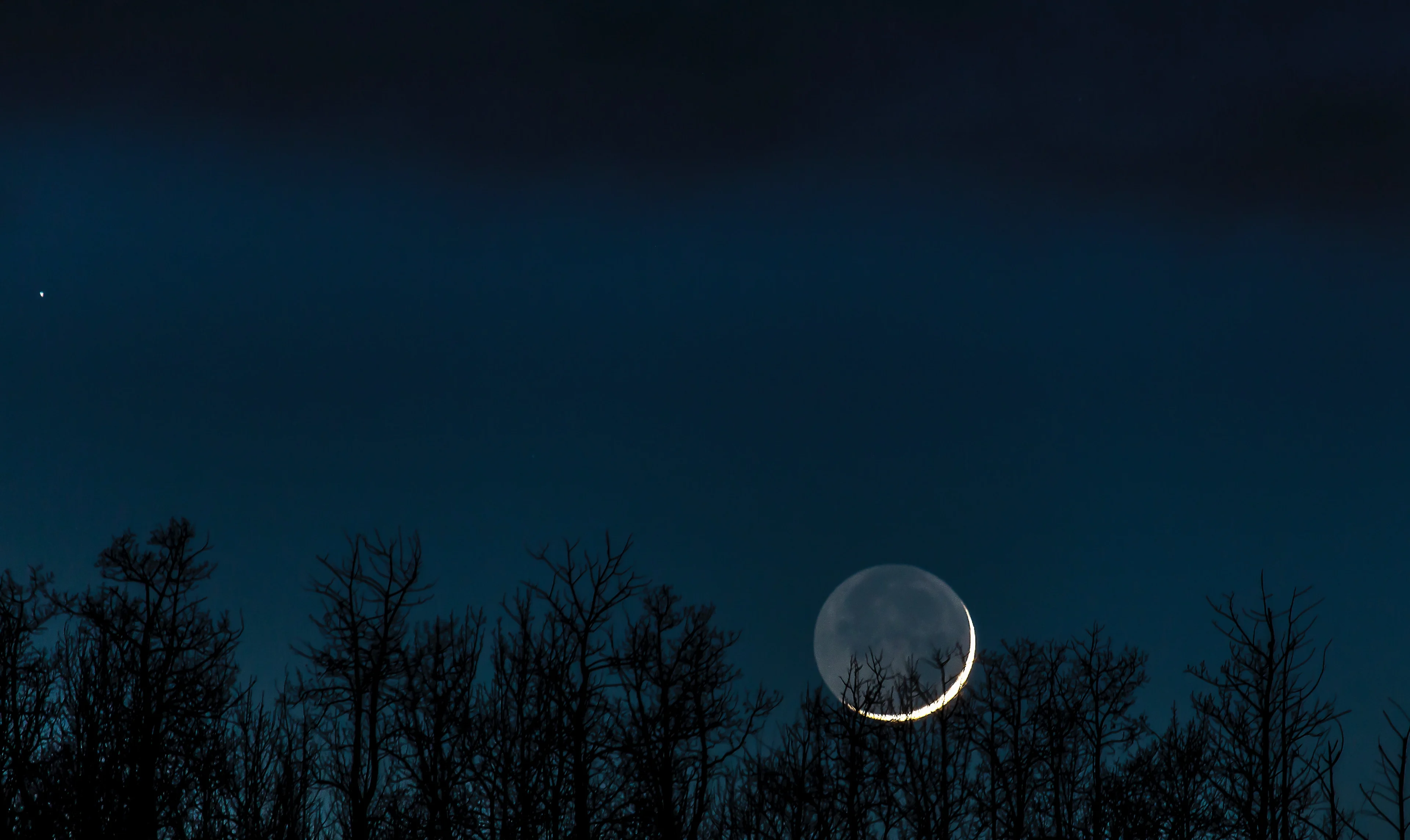 Vous allez bientôt pouvoir observer « la lueur cendrée » autour de la lune!