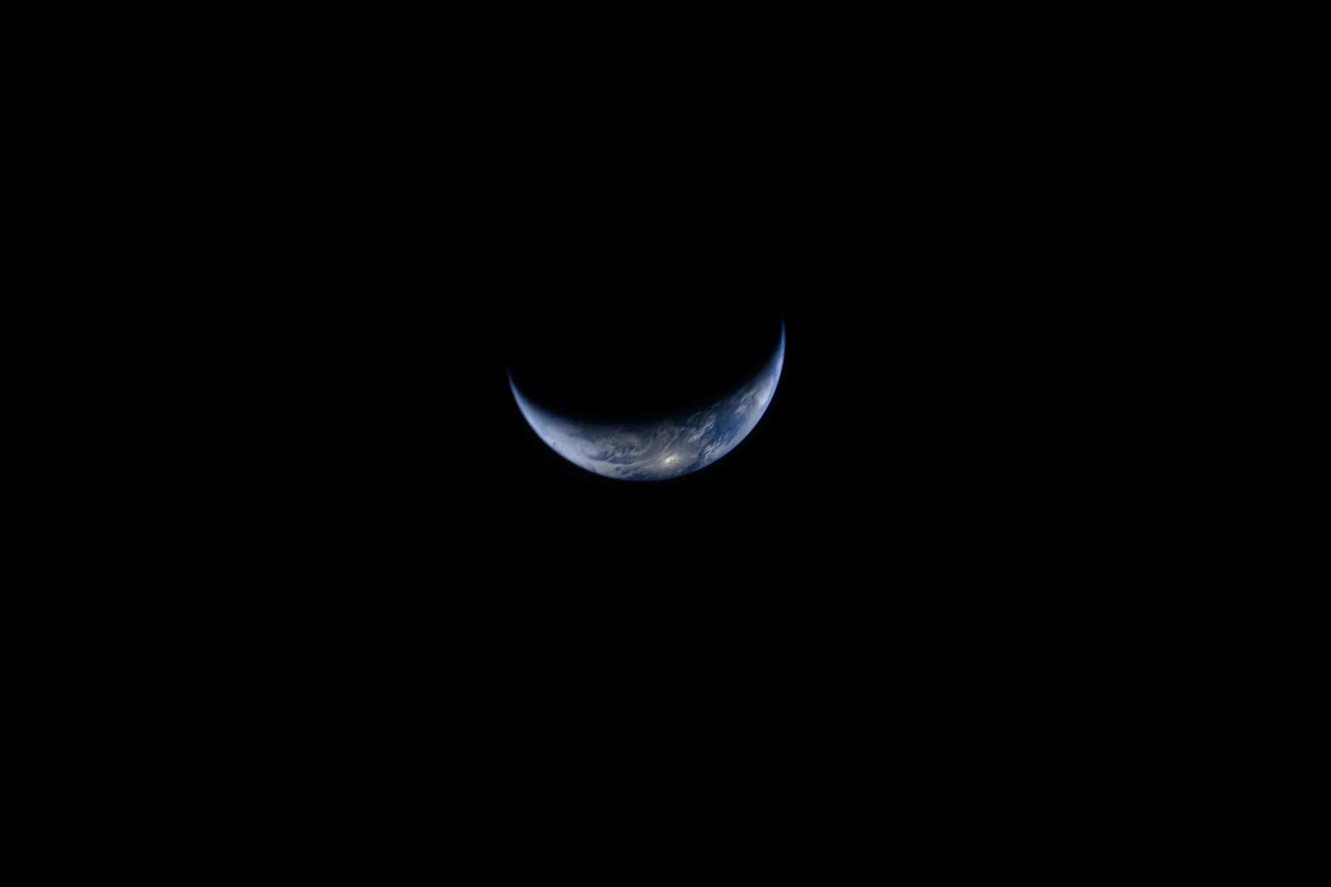 Crescent Earth - Artemis 2 - ART002-E-27852